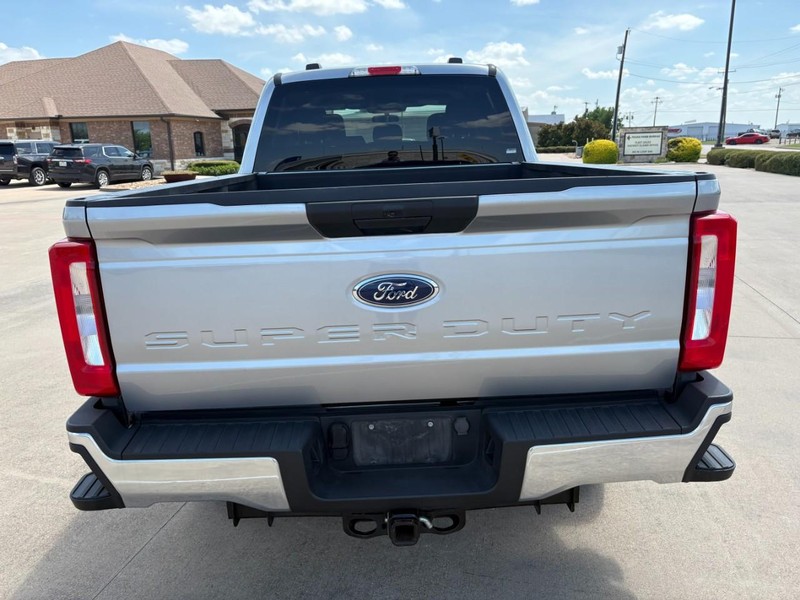 Ford Super Duty F-250 SRW Vehicle Full-screen Gallery Image 5