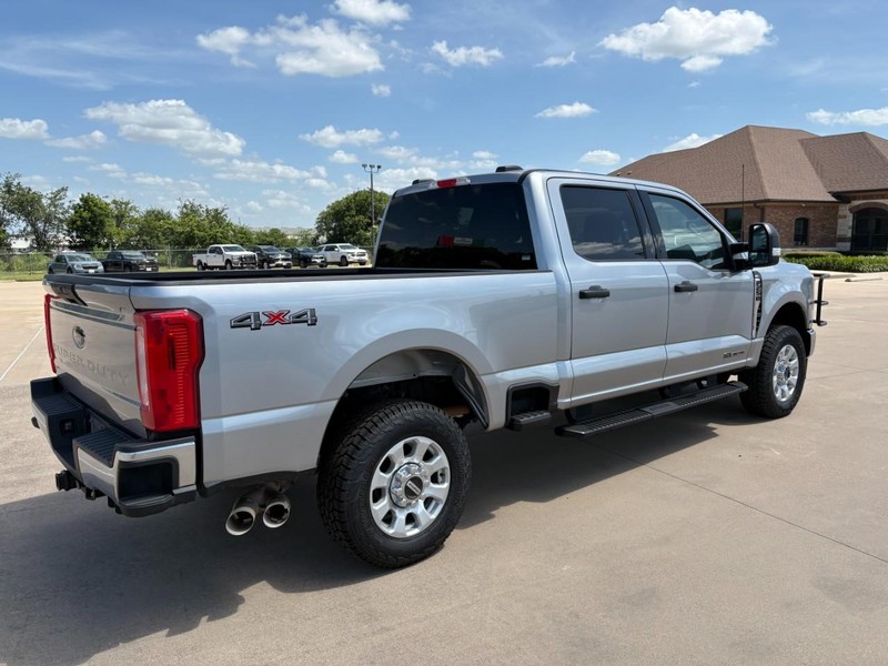 Ford Super Duty F-250 SRW Vehicle Full-screen Gallery Image 6