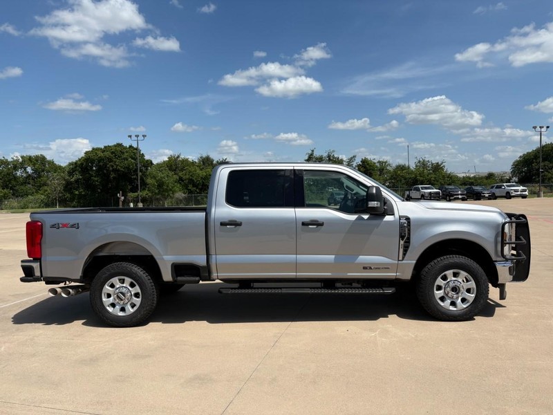 Ford Super Duty F-250 SRW Vehicle Full-screen Gallery Image 7