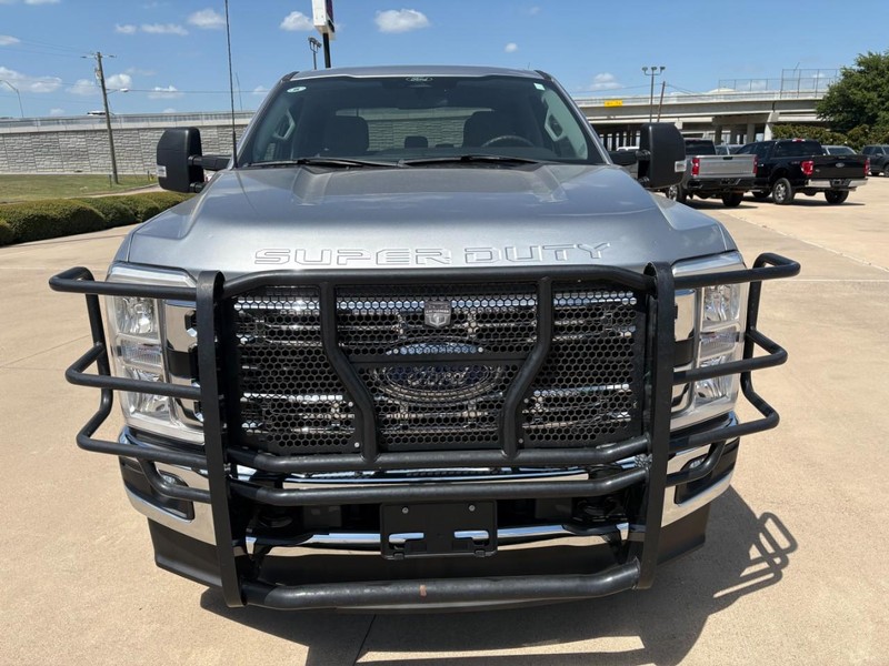 Ford Super Duty F-250 SRW Vehicle Full-screen Gallery Image 9
