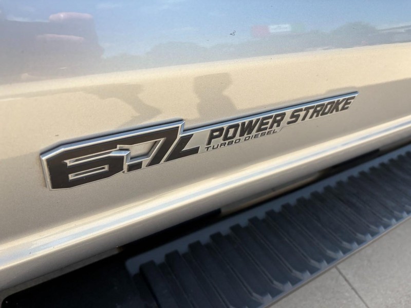 Ford Super Duty F-250 SRW Vehicle Full-screen Gallery Image 12