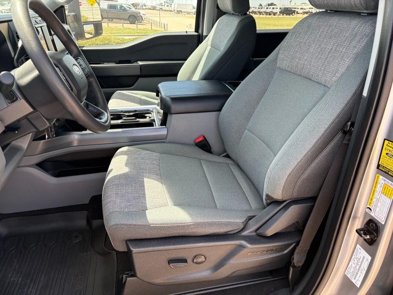 Ford Super Duty F-250 SRW Vehicle Full-screen Gallery Image 14