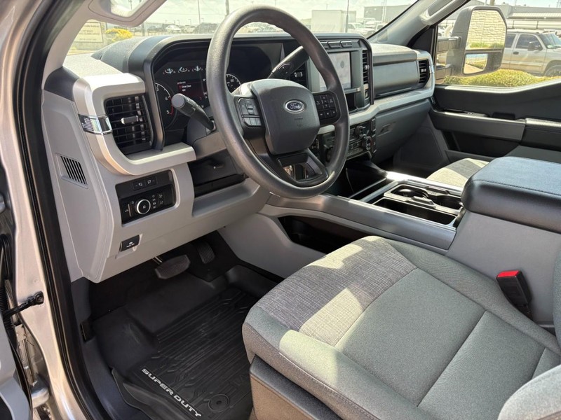 Ford Super Duty F-250 SRW Vehicle Full-screen Gallery Image 15