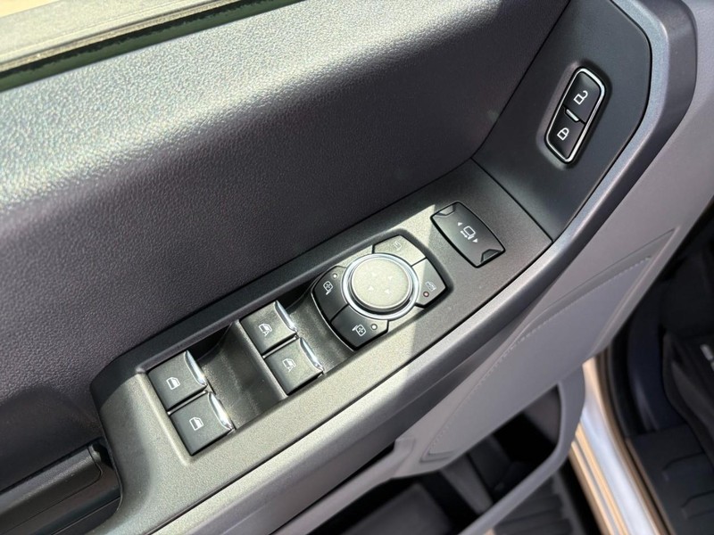 Ford Super Duty F-250 SRW Vehicle Full-screen Gallery Image 16
