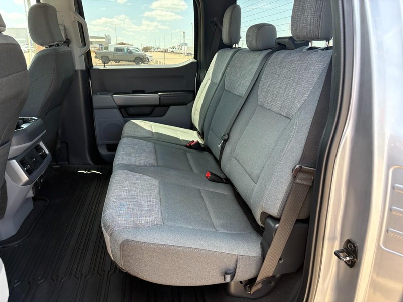 Ford Super Duty F-250 SRW Vehicle Full-screen Gallery Image 17