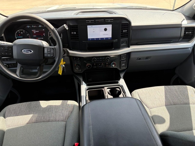 Ford Super Duty F-250 SRW Vehicle Full-screen Gallery Image 18
