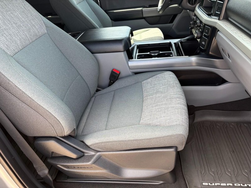 Ford Super Duty F-250 SRW Vehicle Full-screen Gallery Image 22
