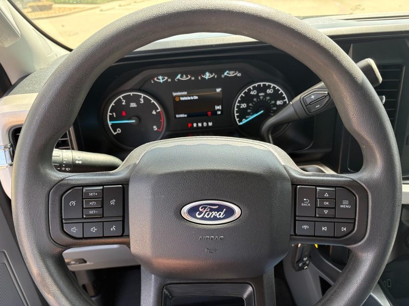 Ford Super Duty F-250 SRW Vehicle Full-screen Gallery Image 23