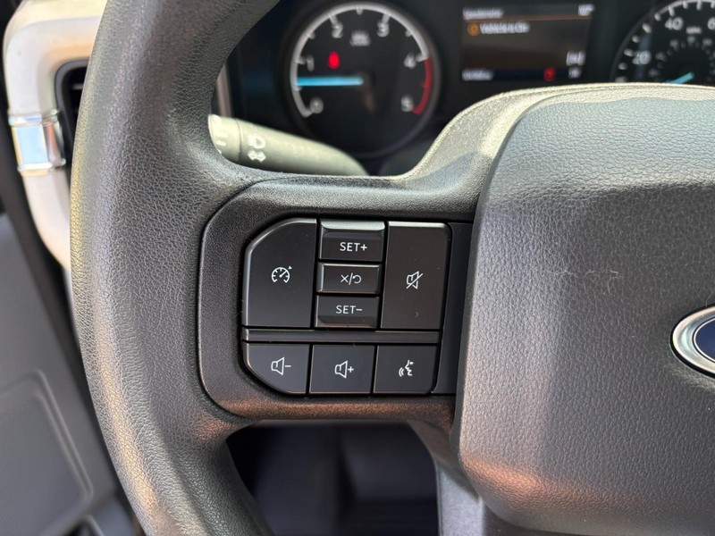 Ford Super Duty F-250 SRW Vehicle Full-screen Gallery Image 24