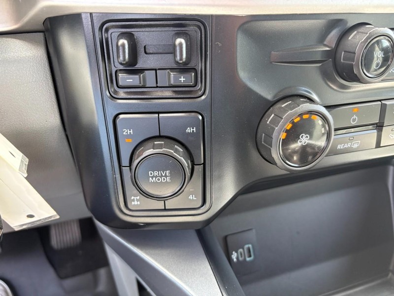 Ford Super Duty F-250 SRW Vehicle Full-screen Gallery Image 26