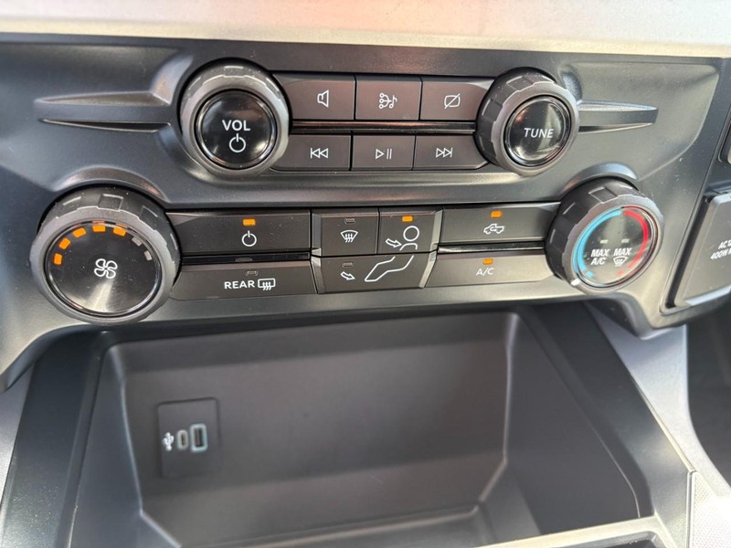 Ford Super Duty F-250 SRW Vehicle Full-screen Gallery Image 27