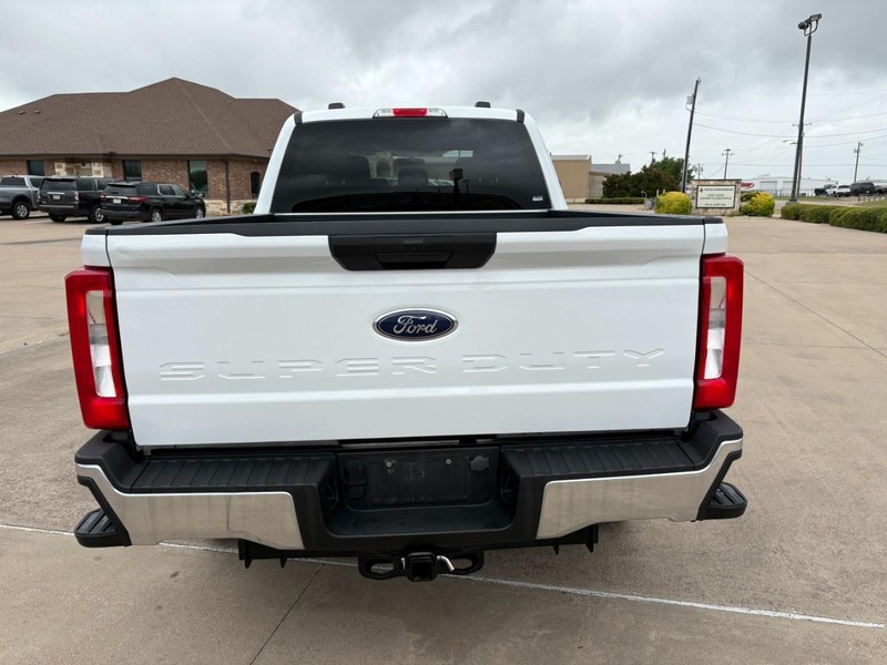 Ford Super Duty F-250 SRW Vehicle Full-screen Gallery Image 5