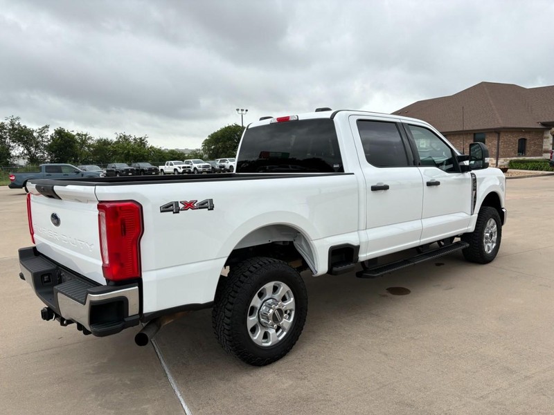 Ford Super Duty F-250 SRW Vehicle Full-screen Gallery Image 6