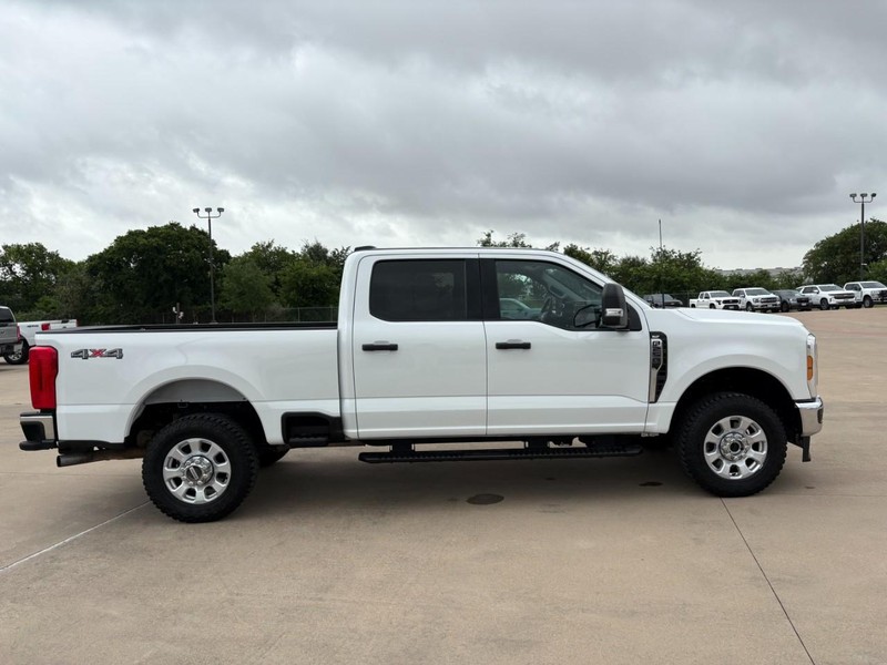 Ford Super Duty F-250 SRW Vehicle Full-screen Gallery Image 7
