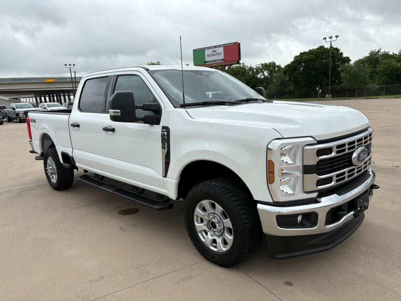Ford Super Duty F-250 SRW Vehicle Full-screen Gallery Image 8