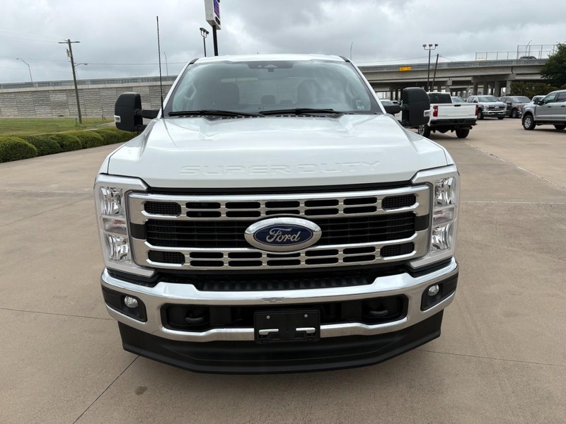 Ford Super Duty F-250 SRW Vehicle Full-screen Gallery Image 9