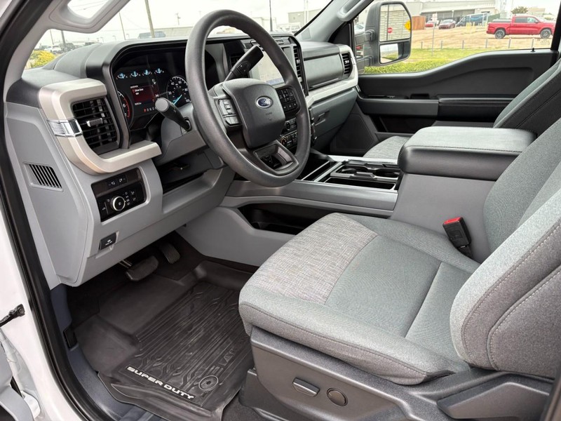 Ford Super Duty F-250 SRW Vehicle Full-screen Gallery Image 14