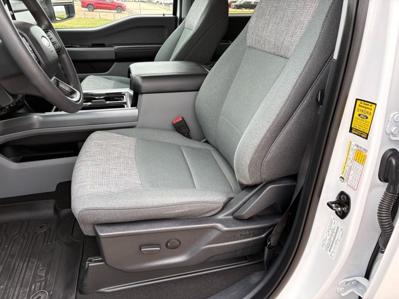 Ford Super Duty F-250 SRW Vehicle Full-screen Gallery Image 15