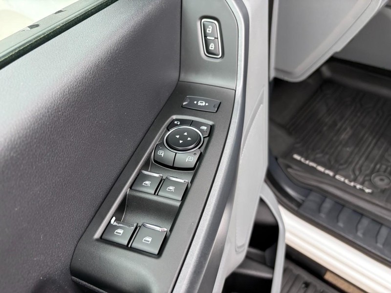 Ford Super Duty F-250 SRW Vehicle Full-screen Gallery Image 16