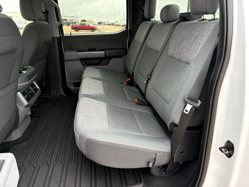 Ford Super Duty F-250 SRW Vehicle Full-screen Gallery Image 17