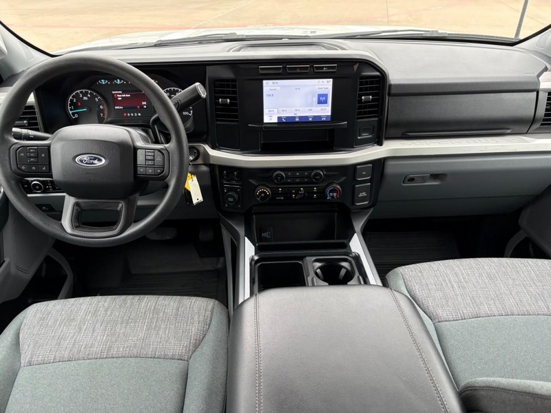 Ford Super Duty F-250 SRW Vehicle Full-screen Gallery Image 18