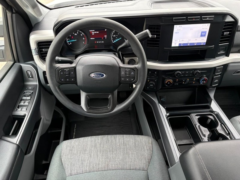 Ford Super Duty F-250 SRW Vehicle Full-screen Gallery Image 19