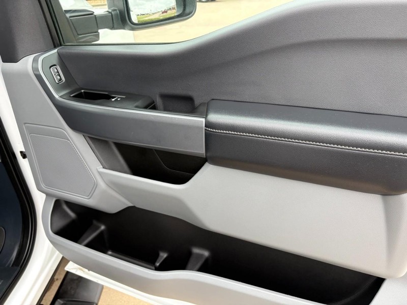 Ford Super Duty F-250 SRW Vehicle Full-screen Gallery Image 21