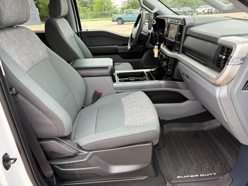 Ford Super Duty F-250 SRW Vehicle Full-screen Gallery Image 22