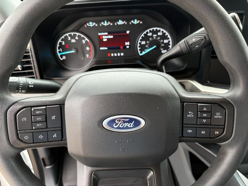 Ford Super Duty F-250 SRW Vehicle Full-screen Gallery Image 23