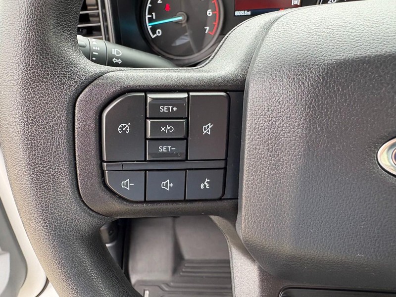 Ford Super Duty F-250 SRW Vehicle Full-screen Gallery Image 24