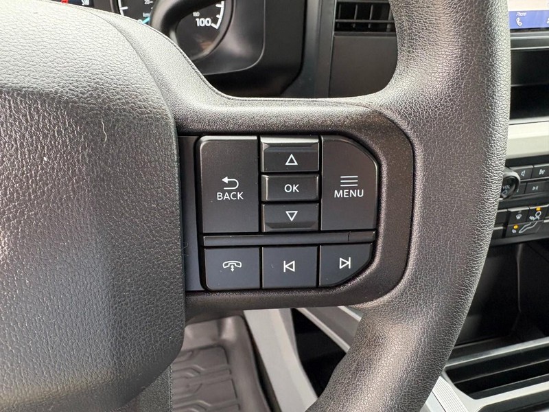 Ford Super Duty F-250 SRW Vehicle Full-screen Gallery Image 25
