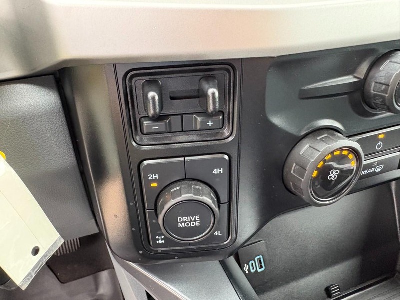 Ford Super Duty F-250 SRW Vehicle Full-screen Gallery Image 26