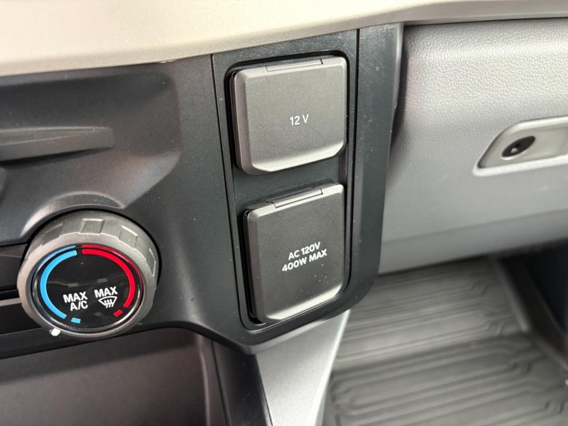 Ford Super Duty F-250 SRW Vehicle Full-screen Gallery Image 28