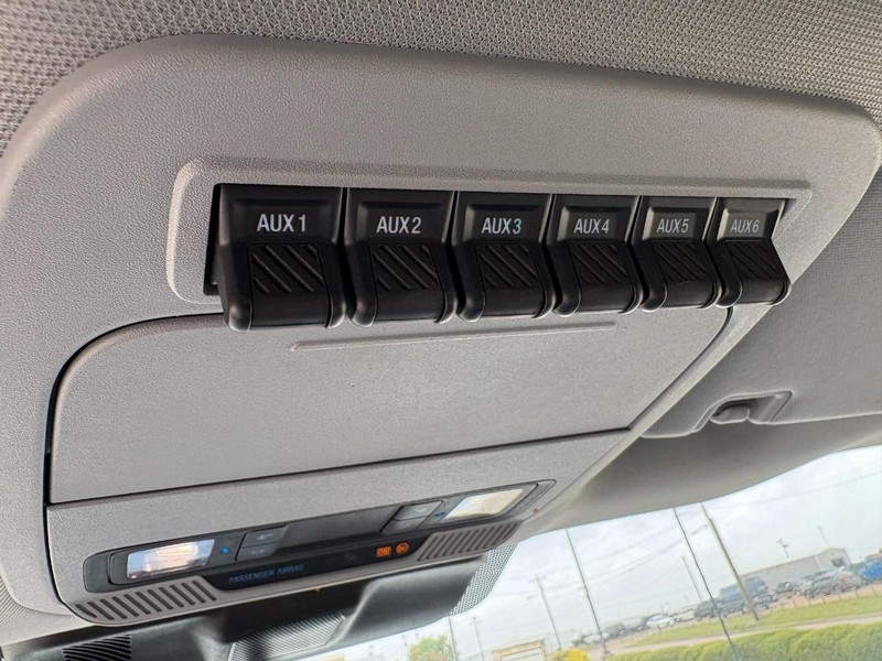 Ford Super Duty F-250 SRW Vehicle Full-screen Gallery Image 31