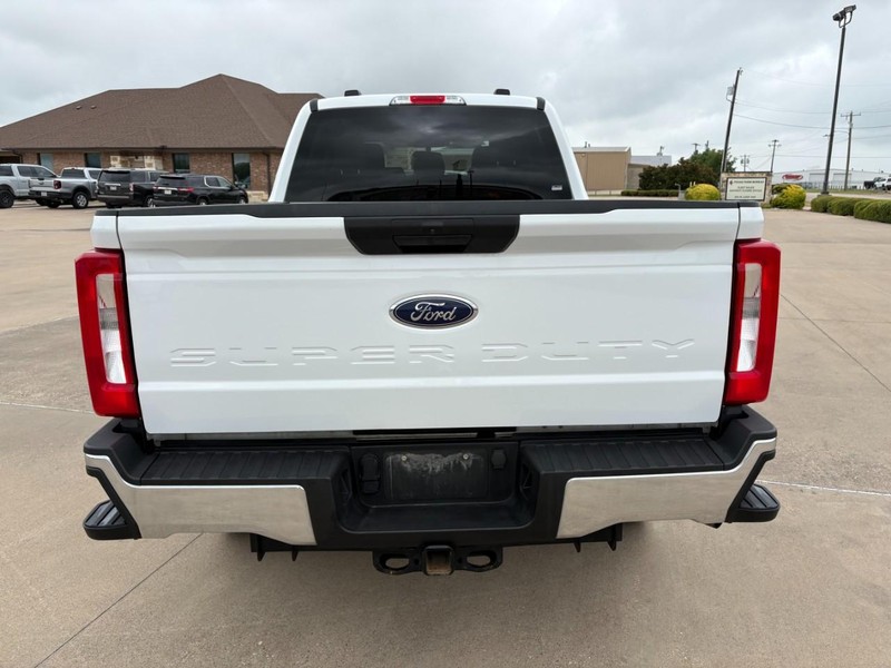 Ford Super Duty F-250 SRW Vehicle Full-screen Gallery Image 5