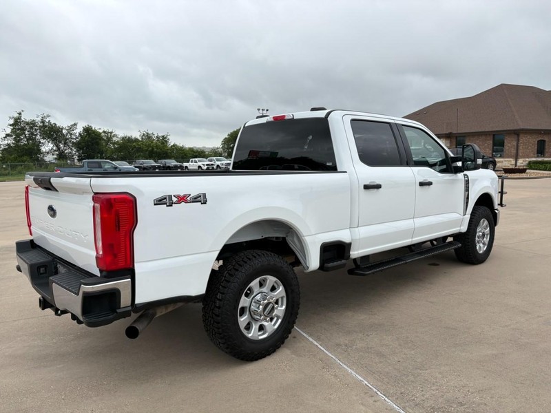 Ford Super Duty F-250 SRW Vehicle Full-screen Gallery Image 6