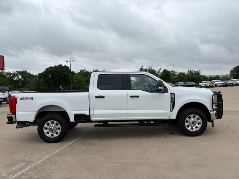 Ford Super Duty F-250 SRW Vehicle Full-screen Gallery Image 7