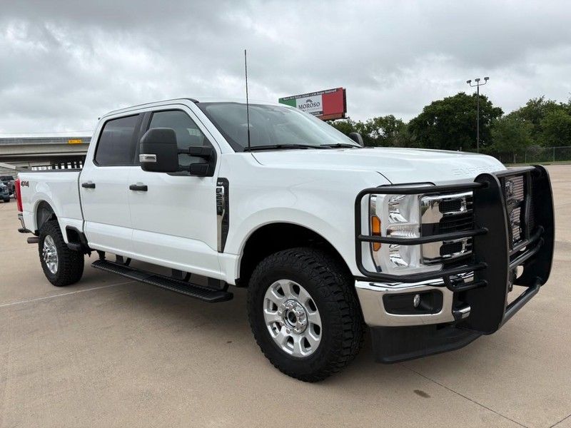 Ford Super Duty F-250 SRW Vehicle Full-screen Gallery Image 8