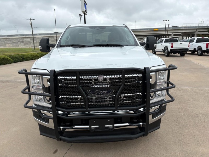 Ford Super Duty F-250 SRW Vehicle Full-screen Gallery Image 9