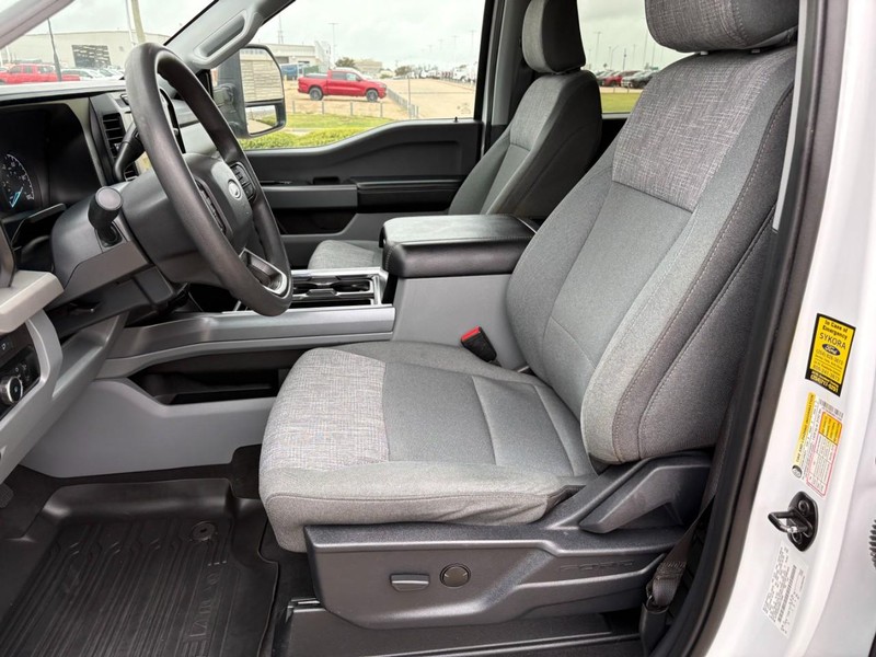 Ford Super Duty F-250 SRW Vehicle Full-screen Gallery Image 14