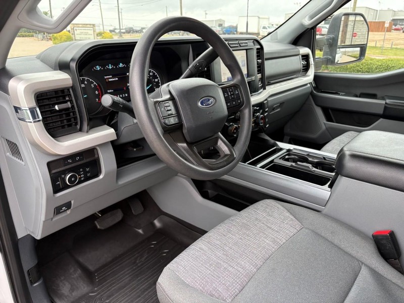 Ford Super Duty F-250 SRW Vehicle Full-screen Gallery Image 16