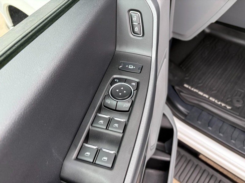 Ford Super Duty F-250 SRW Vehicle Full-screen Gallery Image 17