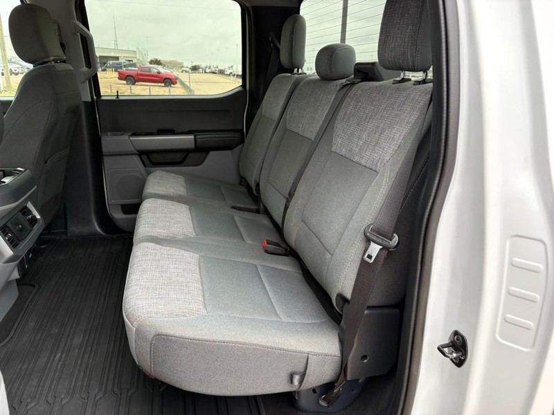 Ford Super Duty F-250 SRW Vehicle Full-screen Gallery Image 18