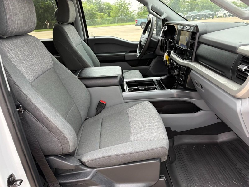 Ford Super Duty F-250 SRW Vehicle Full-screen Gallery Image 21