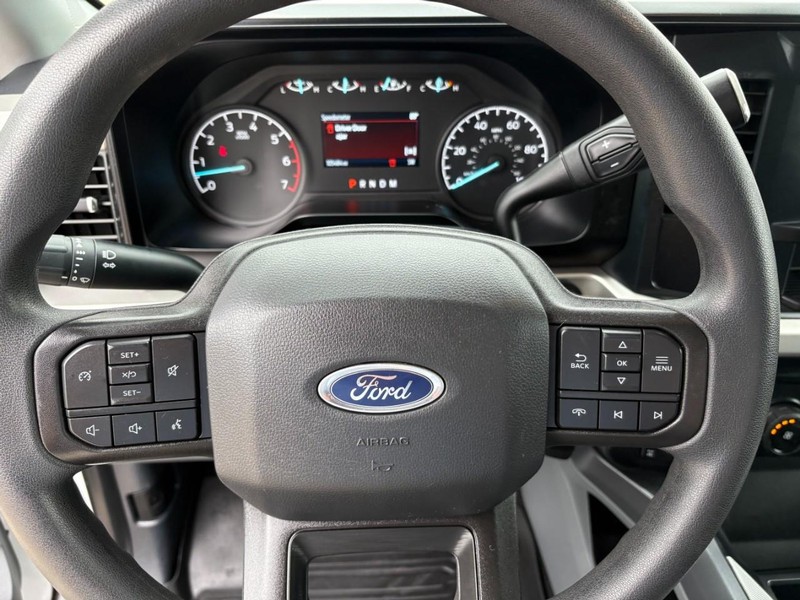 Ford Super Duty F-250 SRW Vehicle Full-screen Gallery Image 22