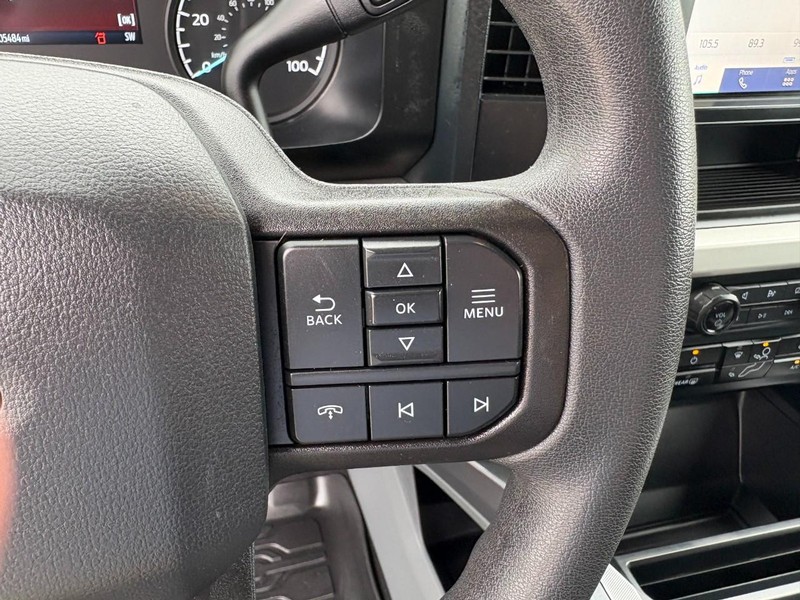Ford Super Duty F-250 SRW Vehicle Full-screen Gallery Image 24