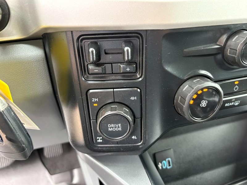 Ford Super Duty F-250 SRW Vehicle Full-screen Gallery Image 25