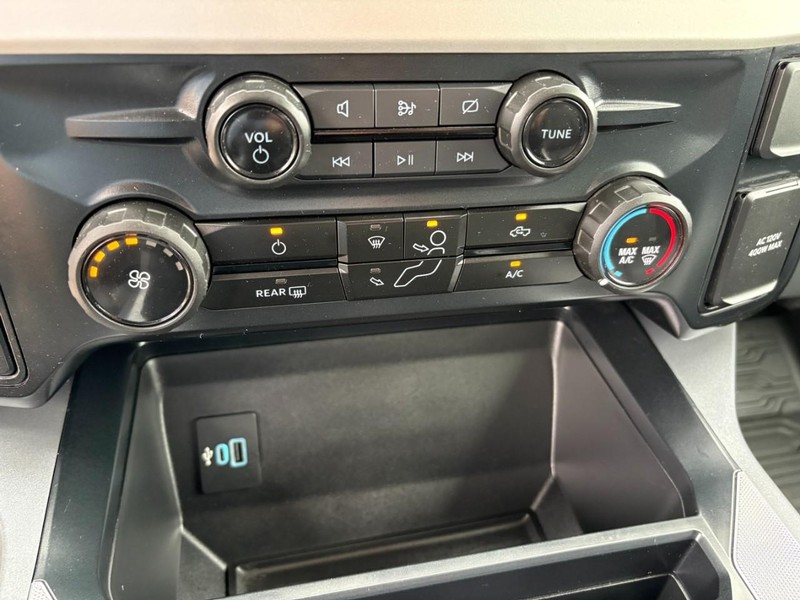 Ford Super Duty F-250 SRW Vehicle Full-screen Gallery Image 26