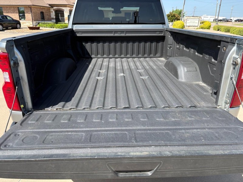 Chevrolet Silverado 2500HD Vehicle Full-screen Gallery Image 12