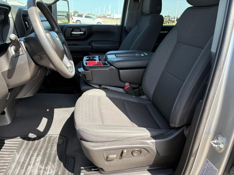 Chevrolet Silverado 2500HD Vehicle Full-screen Gallery Image 13